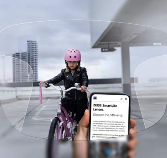 Blick durch ein Gleitsichtglas auf ein Smartphone und in die Ferne mit angedeuteten Sehbereichen. 